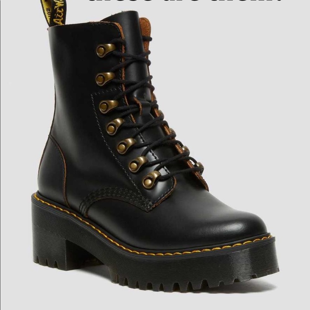 Dr. Martens Leona Boot